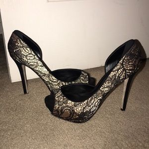 Bebé lace heels!